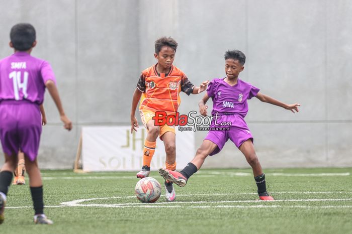 Suasana turnamen sepak bola junior bertajuk Festival Anak Dewa U-12 di Base Camp Dewa United, Tangerang, Banten, Minggu (3/12/2023) siang.