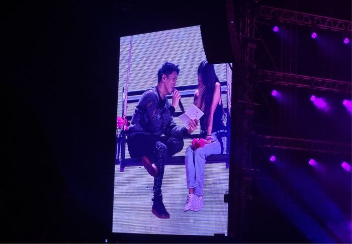 Sosok wanita yang diajak Ariel Noah naik ke panggung