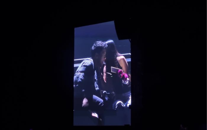 Ariel Noah yang berbisik dengan dans yang diajak naik ke panggung