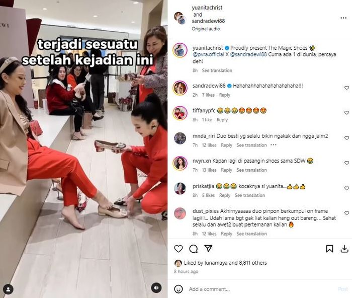 Sandra Dewi melayani teman artis beli sepatu