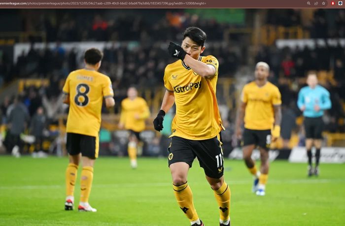 Penyerang Wolves, Hwang Hee-chan, merayakan gol ke gawang Burnley pada matchweek 15 Liga Inggris 2023-2024 di Stadion Molineux, Rabu (6/12/2023) dini hari WIB.