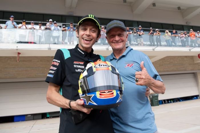 Valentino Rossi menerima hadiah helm spesial dari legenda MotoGP, Kevin Schwantz. Rossi memakai helm replika Schwantz saat tampil di balap motor mini.