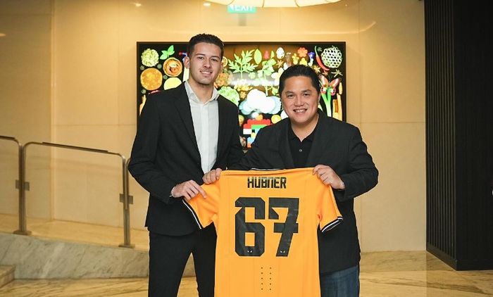 Ketua Umum PSSI Erick Thohir saat bersama Justin Hubner seusai pemain beriusia 20 tahun tersebut resmi menjadi WNI.