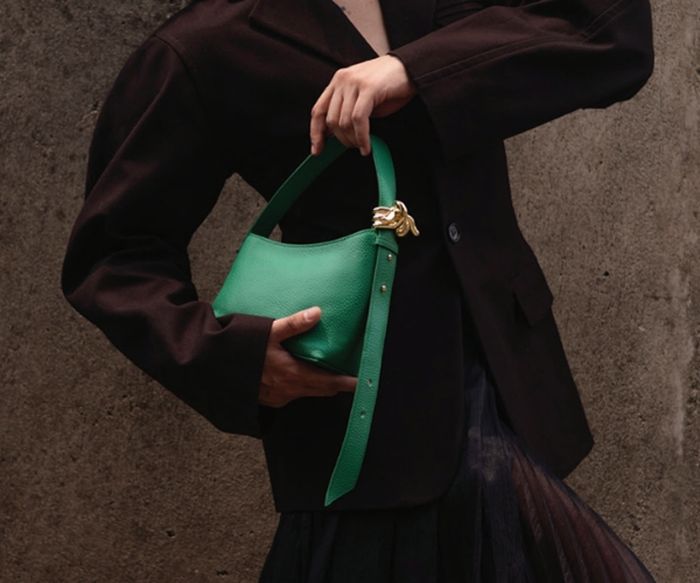 Shoulder bag ROUNN menggunakan material kulit asli.