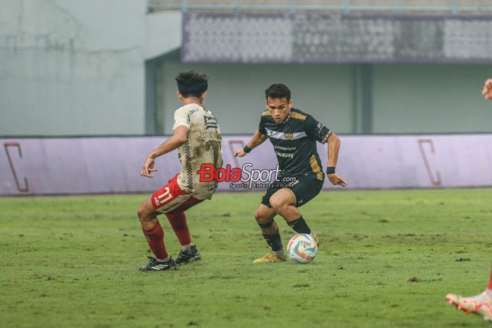 Egy Maulana Vikri (kanan) sedang menguasai bola dalam laga pekan ke-22 Liga 1 2023 antara Dewa United versus Bali United di Stadion Indomilk Arena, Tangerang, Banten, Jumat (8/12/2023).
