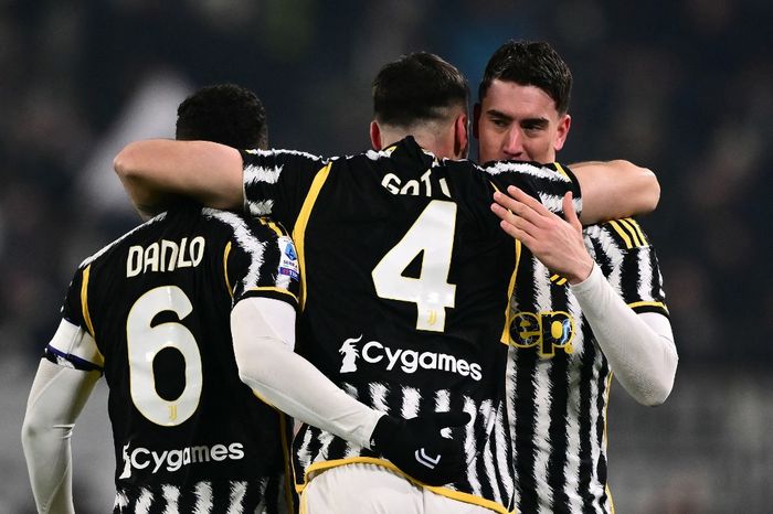 Juventus masih ketat membayangi Inter Milan, yang menyabet predikat juara paruh musim Liga Italia.