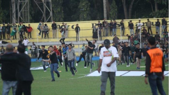 Suasana kericuhan salah satu kelompok suporter saat selesai pertandingan antara PSMS Medan melawan PSPS Riau di Stadion Baharuddin Siregar, Deliserdang, Sabtu (9/12/2023)