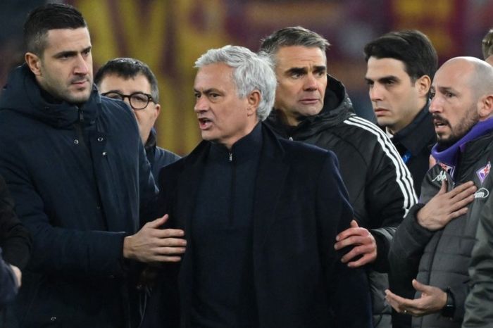 Jose Mourinho saat AS Roma bermain imbang 1-1 dengan Fiorentina pada lanjutan Liga Italia 2023-2024.