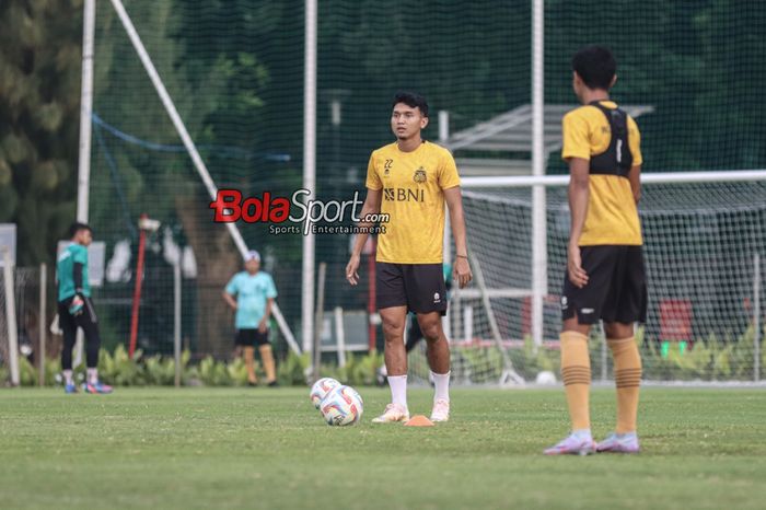 Pemain Bhayangkara FC, Dendy Sulistyawan, sedang menguasai bola dalam sesi latihan di Lapangan B, Senayan, Jakarta, Selasa (12/8/2023) sore.