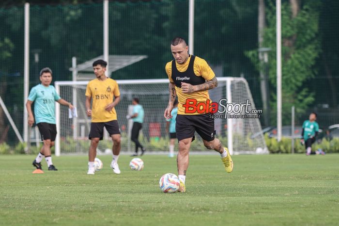 Pemain Bhayangkara FC, Radja Nainggolan, sedang menguasai bola dalam sesi latihan di Lapangan B, Senayan, Jakarta, Selasa (12/8/2023) sore.