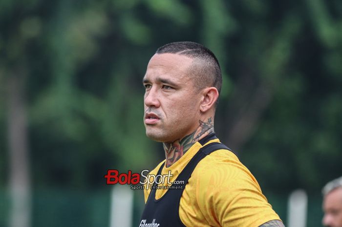 Pemain Bhayangkara FC, Radja Nainggolan, saat hadir dalam sesi latihan di Lapangan B, Senayan, Jakarta, Selasa (12/8/2023) sore.