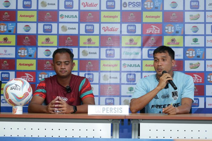 Pelatih sementara Persis Solo, Tithan Wulung Suryata (kiri) jelang laga tunda pekan ke-18 Liga 1 2023/2024 lawan Persebaya Surabaya pada Selasa (12/12/2023)