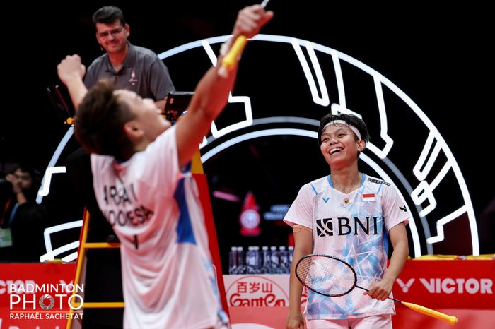 Ganda putri Indonesia, Apriyani Rahayu/Siti Fadia Silva Ramadhanti, merayakan kemenangan pertama saat tampil di Hangzhou Olympic Sports Centre Gymnasium, Hangzhou, China, 13 Desember 2023.