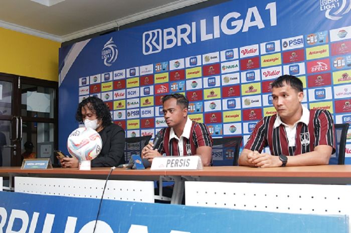 Bek Persis Solo, Rian Miziar saat menghadiri konferensi pers pasca-laga lawan Persebaya Surabaya di Stadion Gelora Bung Tomo, Surabaya, Rabu (13/12/2023).