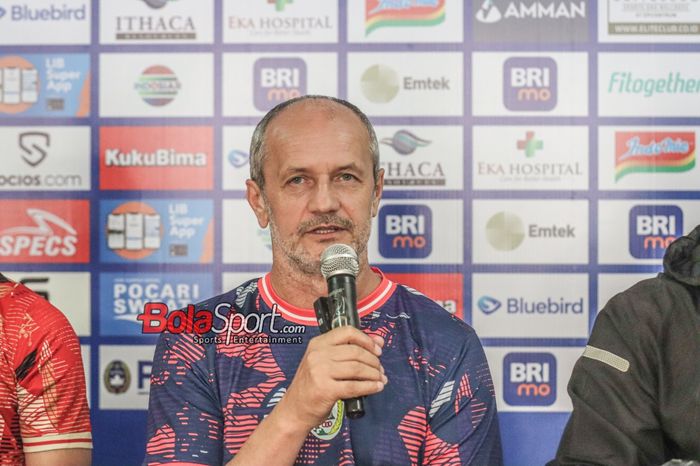 Pelatih PSS Sleman, Risto Vidakovic, sedang memberikan keterangan kepada awak media di Stadion Patriot Candrabhaga, Bekasi, Jawa Barat, Jumat (15/12/2023).