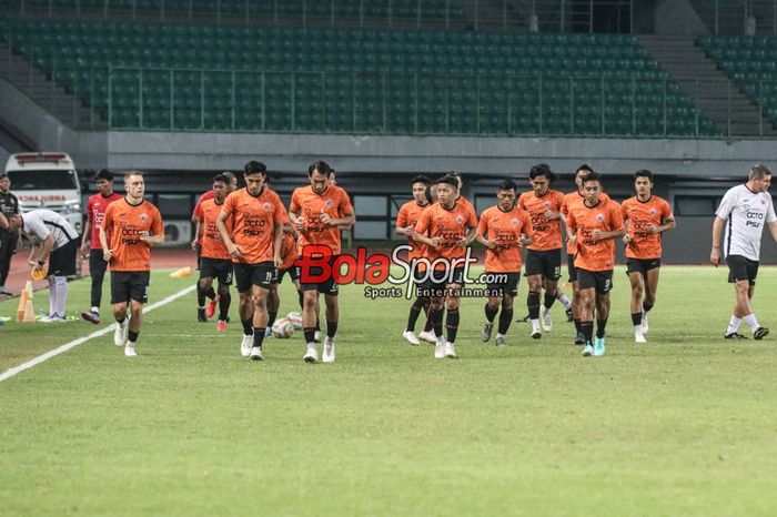 Skuat Persija Jakarta (skuad Persija Jakarta) sedang melakukan sesi latihan di Stadion Patriot Candrabhaga, Bekasi, Jawa Barat, Jumat (15/12/2023).