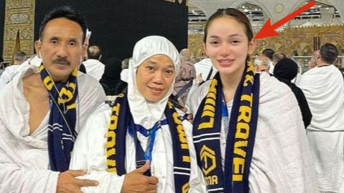 Potret Jessica Rinrada atau Jeje saat umrah, kenakan baju ihram laki-laki.
