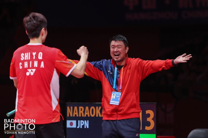 Tunggal putra China, Shi Yu Qi, merayakan kemenangan atas Kodai Naraoka (Jepang) bersama pelatihnya dalam laga terakhir fase grup BWF World Tour Finals 2023 di Hangzhou Olympic Sports Centre, Hangzhou, China, 15 Desember 2023.
