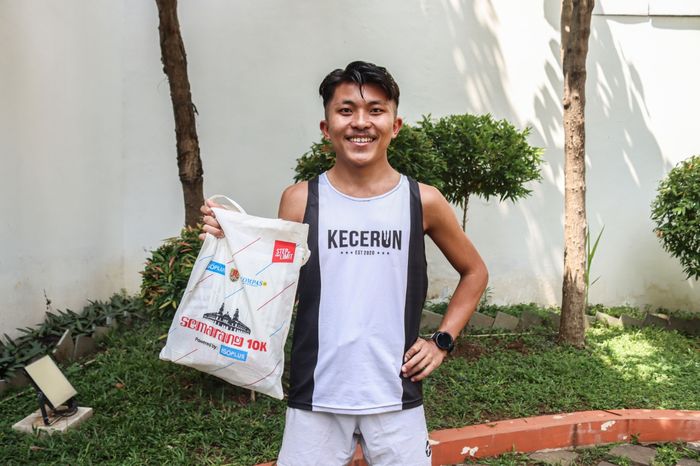 Salah satu personel komunitas lari dari Kece Run asal Bandung bernama Yudi yang ikut dalam acara lari bertajuk Semarang 10K