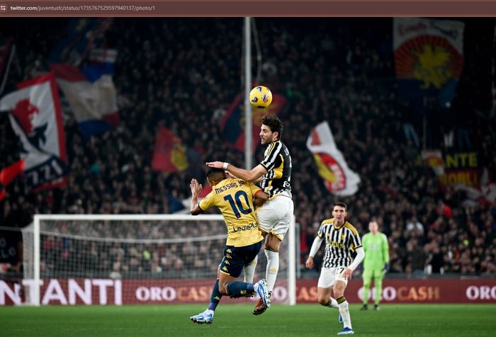 Gelandang Juventus, Manuel Locatelli, berebut bola dengan penyerang Genoa, Junior Messias, dalam giornata ke-16 Liga Italia 2023-2024 di Stadion Luigi Ferraris, Jumat (15/12/2023).