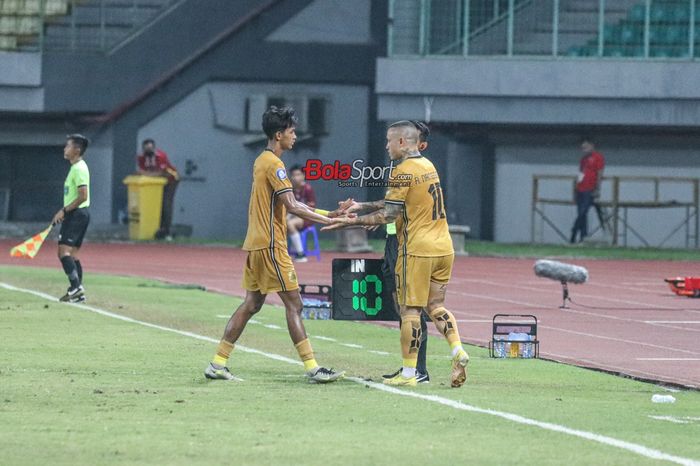 Radja Nainggolan masuk ke lapangan dalam laga pekan ke-23 Liga 1 2023 antara Bhayangkara FC versus Persita Tangerang di Stadion Patriot Candrabhaga, Bekasi, Jawa Barat, Minggu (17/12/2023).