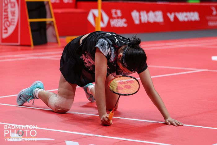 Tunggal putri nomor satu dunia asal Korea Selatan, An Se-young tertunduk saat gagal mengembalikan serangan Tai Tzu Ying pada semifinal BWF World Tour Finals 2023 di Hangzhou Olympic Sports Centre, Hangzhou, China, Minggu (17/12/2023).