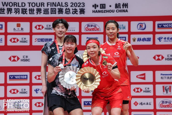 Chen Qing Chen/Jia Yi Fan (China) berdiri di podium juara usai mengalahkan Baek Ha-na/Lee So-hee (Korea Selatan) pada final BWF World Tour Finals 2023 di Hangzhou Olympic Sports Centre, Hangzhou, China, Minggu (17/12/2023).