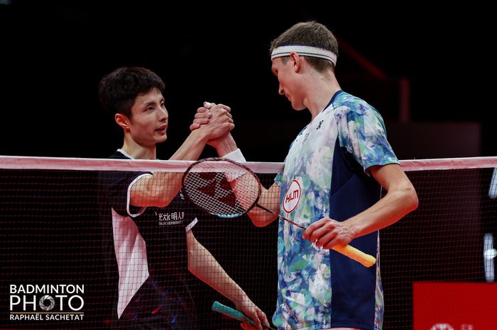Tunggal putra China, Shi Yu Qi bersalaman dengan Viktor Axelsen (Denmark) setelah menelan kekalahan telak pada final BWF World Tour Finals 2023 di Hangzhou Olympic Sports Centre, Hangzhou, China, Minggu (17/12/2023).