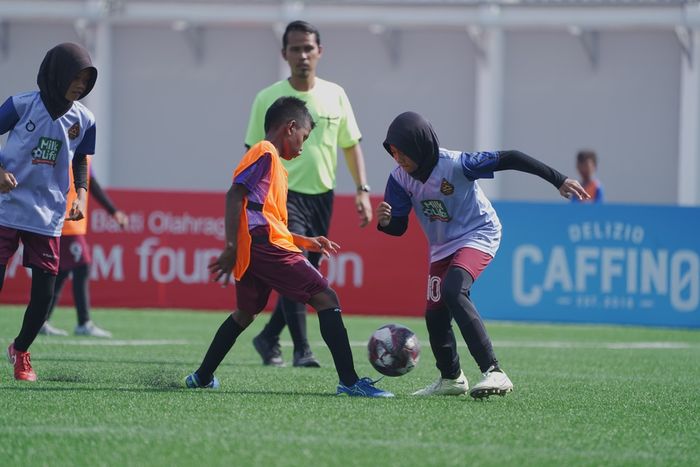Suasana pertandingan MilkLife Soccer Challenge 2023 Batch 3 yang diadakan di Supersoccer Arena Kudus, Jawa Tengah.
