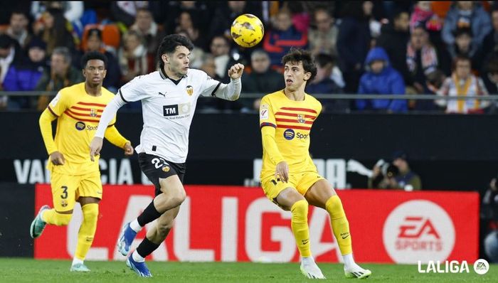 Joao Felix (kuning) berebut bola dengan Fran Perez (putih) dalam laga Valencia vs Barcelona di Stadion Mestalla, Sabtu (16/12/2023).