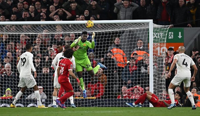 Kiper Man United, Andre Onana, melakukan penyelamatan pada laga Liga Inggris pekan ke-17 melawan Liverpool di Stadion Anfield, Minggu (17/12/2023).