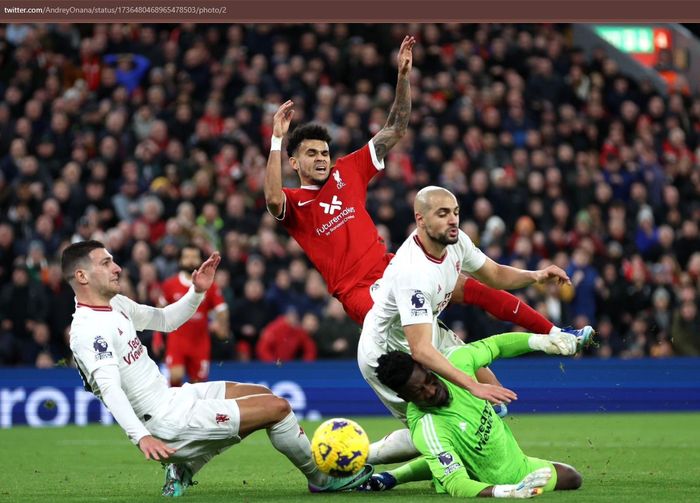 Kiper Manchester United, Andre Onana, melakukan penyelamatan saat melawan Liverpool di Stadion Anfield, Minggu (17/12/2023).