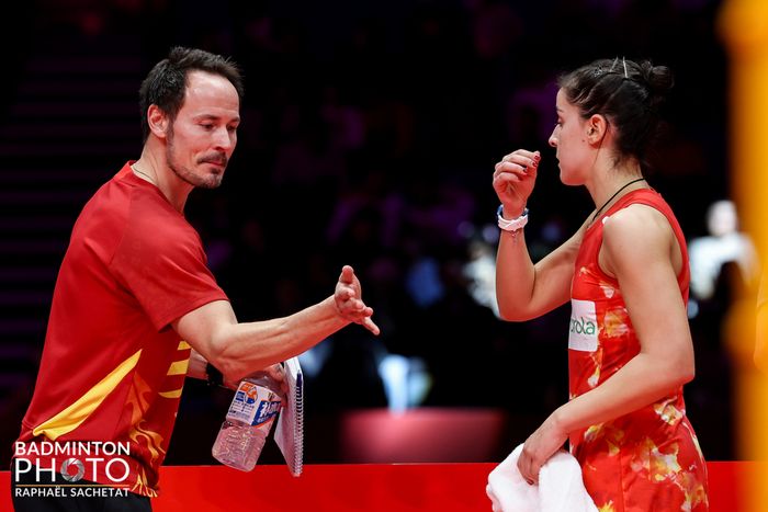 Tunggal putri Spanyol, Carolina Marin mendapat arahan dari pelatih di sesi intervak saat mulai terkejar Tai Tzu Ying pada final BWF World Tour Finals 2023 di Hangzhou Olympic Sports Centre, Hangzhou, China, Minggu (17/12/2023).
