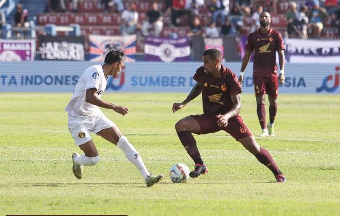 Suasana pertandingan Persik Kediri vs PSM Makassar dalam laga pekan ke-23 Liga 1 2023/2024 yang berlangsung di Stadion Brawijaya, Kediri, Senin (18/12/2023).
