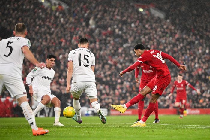 Cody Gakpo mencetak gol ketiga Liverpool dalam pertandingan menghadapi West Ham United di perempat final Piala Liga Inggris 2023-2024.