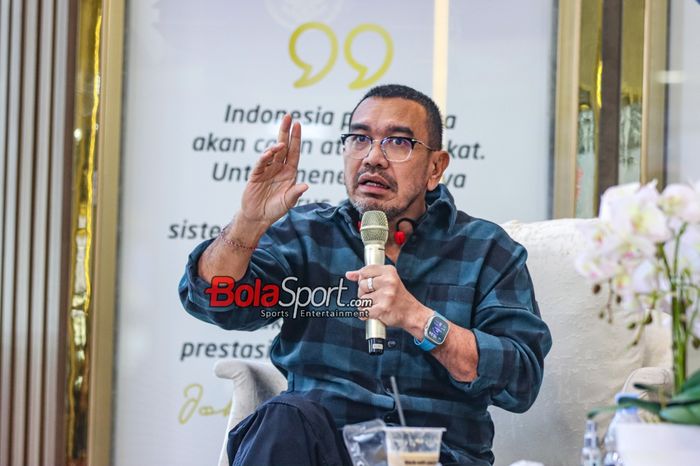 Anggota Komite Eksekutif PSSI, Arya Sinulingga, sedang memberikan keterangan kepada awak media di Kantor Kemenpora, Senayan, Jakarta, Kamis (21/12/2023).