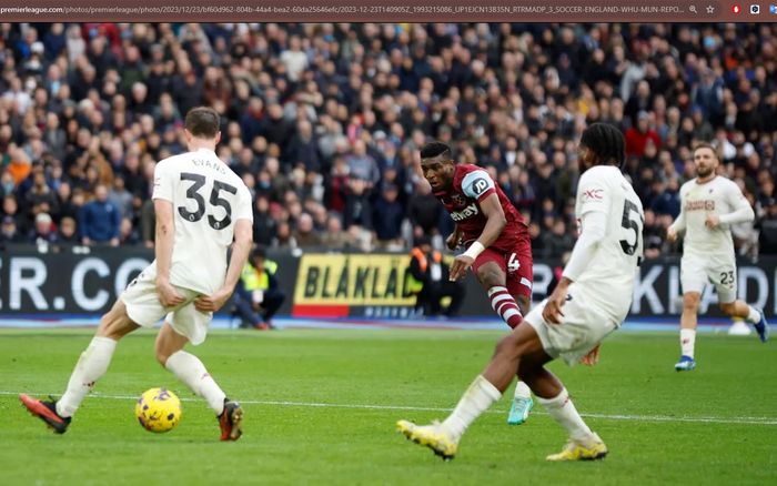 Mohammed Kudus mencetak gol untuk West Ham United dalam laga melawan Manchester United di London Stadium, Sabtu (23/12/2023).