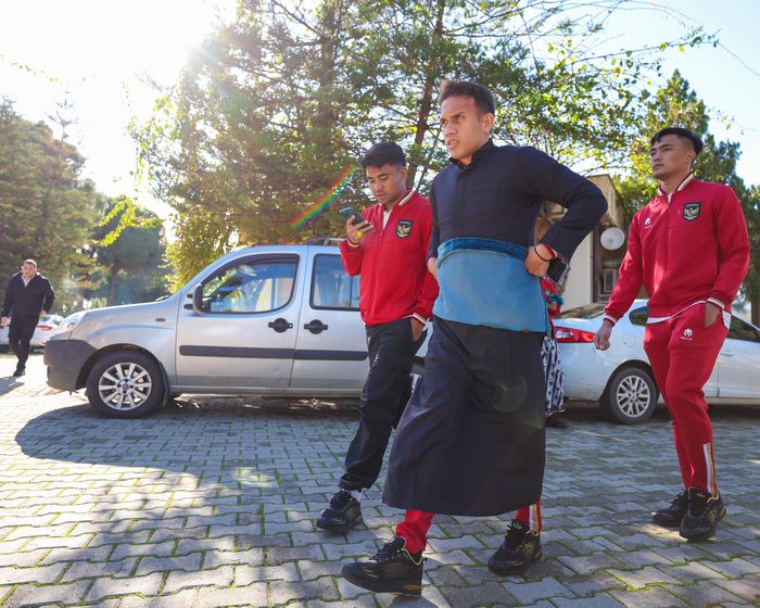 Suasana pemain Timnas Indonesia saat melakukan ibadah salat Jumat perdana di Turki, tepatnya di kompleks Garden of Tolerance, Belek, Antalya, Jumat (22/12/2023)