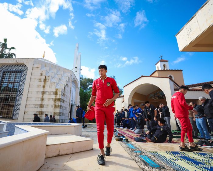 Suasana pemain Timnas Indonesia saat melakukan ibadah salat Jumat perdana di Turki, tepatnya di kompleks Garden of Tolerance, Belek, Antalya, Jumat (22/12/2023)