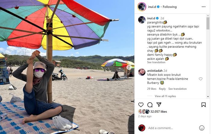 Potret Inul Daratista liburan ke pantai.