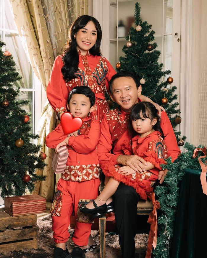 Pemotretan Natal keluarga Basuki Tjahaja Purnama (Ahok) dan Puput Nastiti Devi