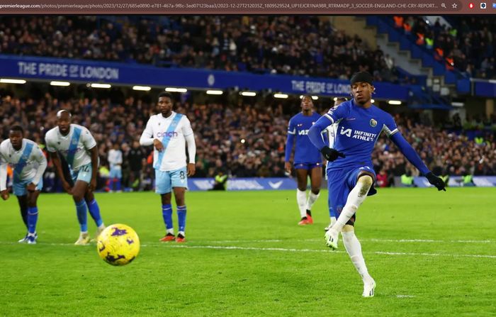 Noni Madueke mencetak gol untuk Chelsea ke gawang Crystal Palace pada matchweek 19 Liga Inggris 2023-2024 di Stadion Stamford Bridge, Rabu (27/12/2023).