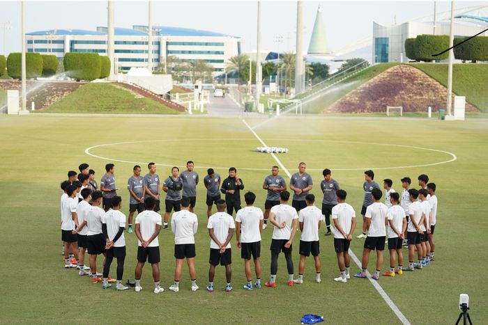 Pelatih Indra Sjafri saat memberi arahan kepada para pemain timnas U-20 Indonesia