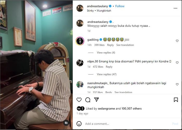 Andre Taulany parodikan dirinya bermain piano dengan latar belakang lagu 'Mungkinkah'