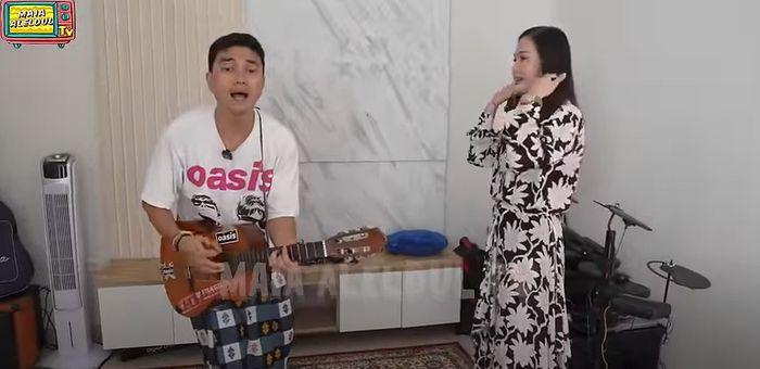 Ruang musik di rumah Aldi Taher