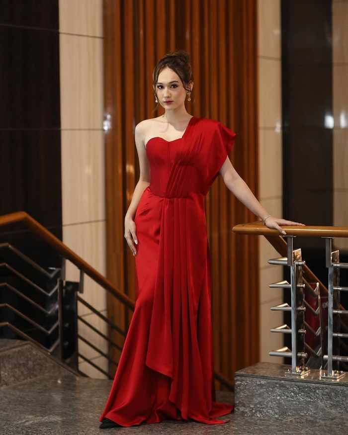 Pesona Laura Moane dalam balutan dress merah.