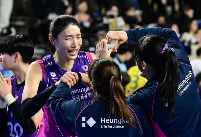 Legenda bola voli Korea Selatan, Kim Yeon-koung berselebrasi usai kemenangan dramatis timnya Incheon Heungkuk Life Pink Spiders atas Hwaseong IBK Altos pada putaran keempat Liga Voli Korea 2023-2024, Kamis (4/1/2024).