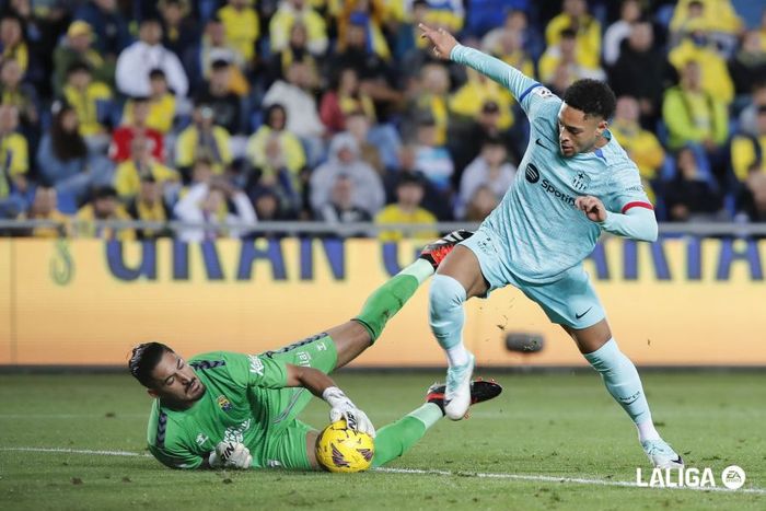 Vitor Roque menjalani debut untuk Barcelona pada ajang Liga Spanyol 2023-2024 saat melawan Las Palmas di Estadio Gran Canaria, Kamis (4/1/2024).