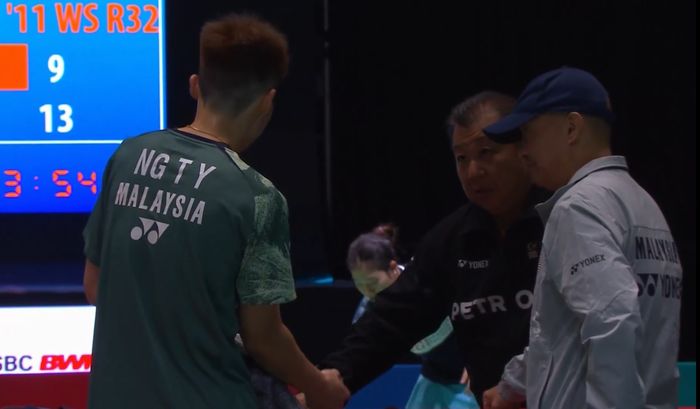 Tunggal putra Malaysia, Ng Tze Yong saat berdiskusi dengan Hendrawan dan Tey Seu Bock pada babak 32 besar Malaysia Open 2024 di Axiata Arena, Kuala Lumpur, Malaysia, Rabu (10/1/2024).