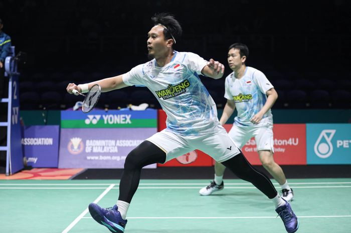 Ganda putra Indonesia, Hendra Setiawan/Mohammad Ahsan, saat tampil pada babak kedua Malaysia Open 2024 di Axiata Arena, Kuala Lumpur, Malaysia, 11 Januari 2024.